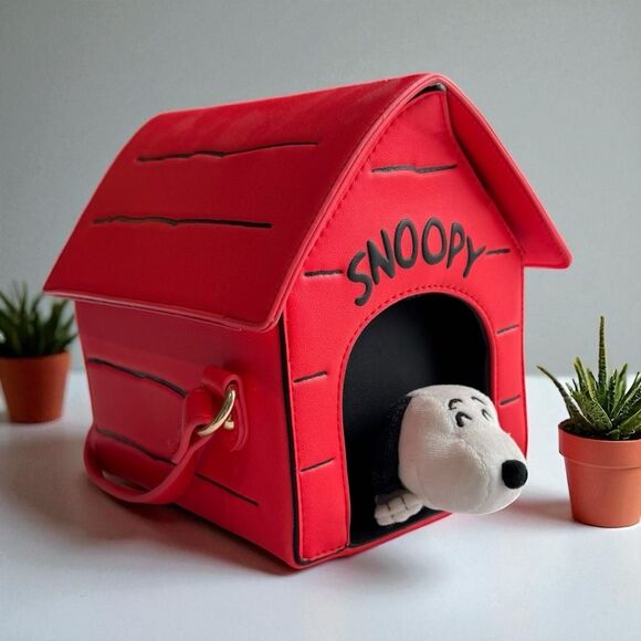 Peanuts Snoopy Doghouse Crossbody Bag Red BoxLunch Exclusive - Picture 1 of 8